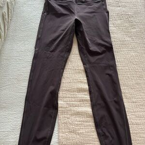 Vuori Women's Ankle Pants in Dark Gray